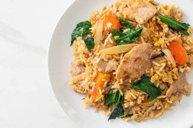 Beyaz tabakta domuz etli ev yapımı pilav.