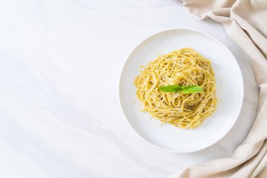 pesto spagetti makarnası - vejetaryen yemeği ve İtalyan yemeği tarzı