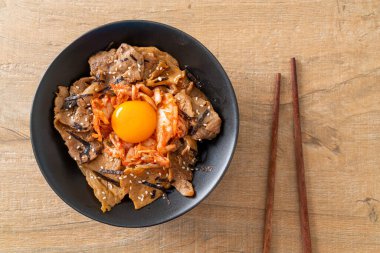 Kore usulü turşulu yumurta turşulu domuz bulgogi pirinç kasesi.