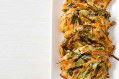 Pajeon veya Kore gözlemesi veya Kore pizzası - Kore geleneksel yemek tarzı