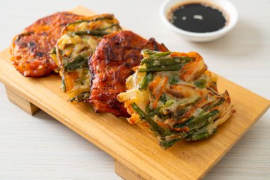 Pajeon veya Kore gözlemesi ve Kore kimçi krepi veya Kimchijeon - Kore geleneksel yemek tarzı