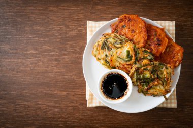 Pajeon veya Kore gözlemesi ve Kore kimçi krepi veya Kimchijeon - Kore geleneksel yemek tarzı