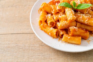 Domates soslu ve peynirli Rigatoni makarnası - geleneksel İtalyan makarnası