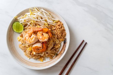 Karides ve lahanalı kızarmış şehriye ya da Pad Thai - Asya yemeği tarzı