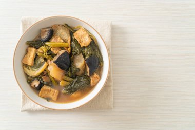 Tofulu Çin sebze güveci veya sebze çorbası karışımı - vejetaryen ve vejetaryen yemek tarzı.