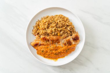 Kırmızı köri soslu ızgara tavuk bifteği ve pilav. Müslüman usulü.