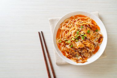 Gyoza ya da domuz etli ramen eriştesi. Asya usulü.