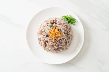 Çin usulü siyah zeytinli kıymalı pilav - Asya usulü.