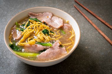 Soslu domuz etli çıtır erişte, Asya usulü.