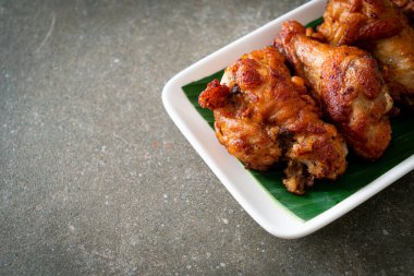 Balık soslu kızarmış tavuk budu.