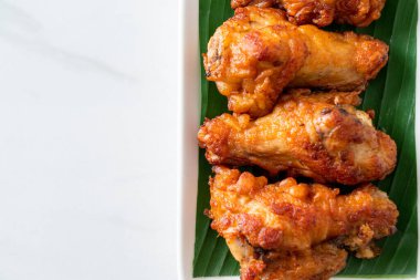 Balık soslu kızarmış tavuk budu.