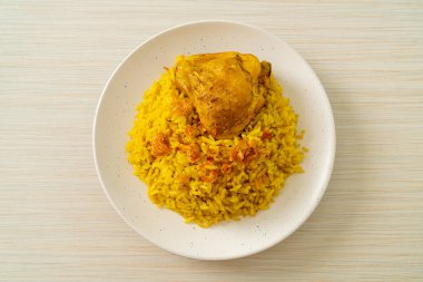 Biryani tavuğu veya körili pilav ve tavuk - Hint biryani 'sinin Tayland-Müslüman versiyonu, mis kokulu sarı pirinç ve tavuk - Müslüman yemek tarzı