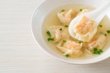 Beyaz kasede karides köftesi çorbası, Asya yemeği tarzı.