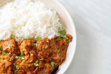 Tavuklu tikka masala, tabakta pilav, Hint yemeği tarzı.