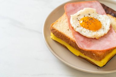 Ev yapımı kızarmış peynir üzerine jambon ve kahvaltıda domuz sosisli sahanda yumurta.