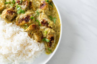 Yeşil körili Afgan tavuğu ya da Hariyali tikka tavuklu Hara masala - Asya usulü