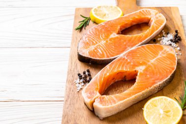 İçinde malzeme olan taze çiğ somon filetosu bifteği.