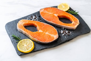 İçinde malzeme olan taze çiğ somon filetosu bifteği.