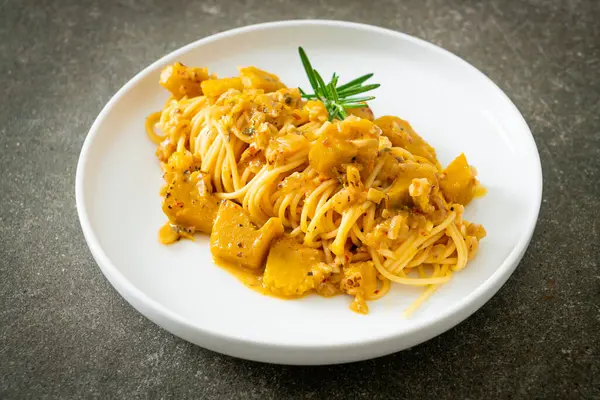 kabaklı spagetti makarna alfredo sosu - vegan ve vejetaryen yemek tarzı