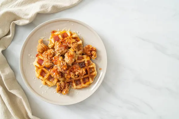 Waffle ve peynirli ev yapımı kızarmış tavuk