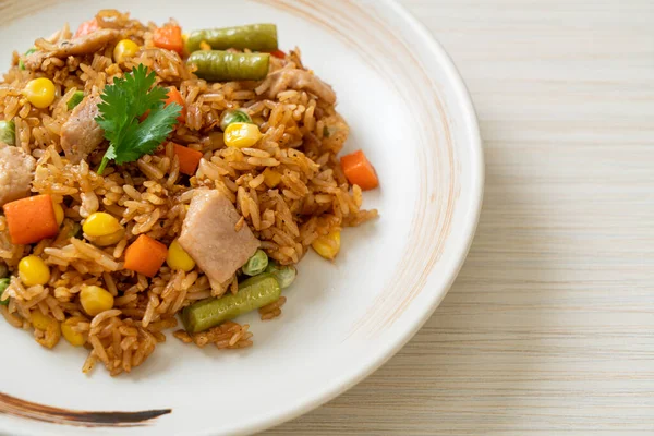 Domuz eti ve sebzeli pilav.