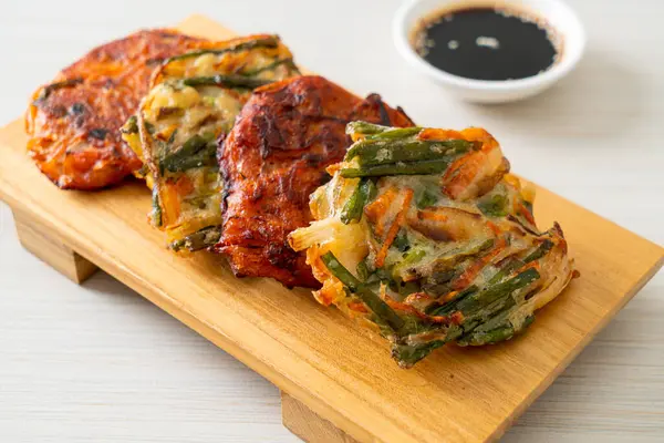 Pajeon veya Kore gözlemesi ve Kore kimçi krepi veya Kimchijeon - Kore geleneksel yemek tarzı