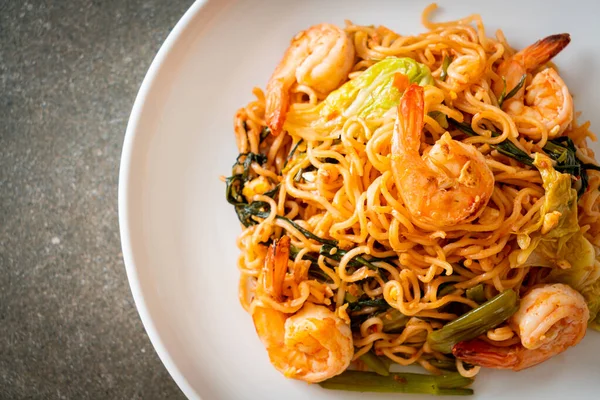 Karıştırılmış hazır erişteli sukiyaki, karidesli, Asya usulü.