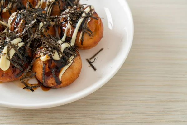Takoyaki köftesi ya da ahtapot köftesi - Japon yemeği tarzı.