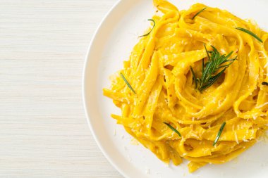 Fettuccine spagetti ve tereyağlı krema soslu makarna.