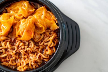 Kore usulü hamur köfteli erişte. Kore usulü.