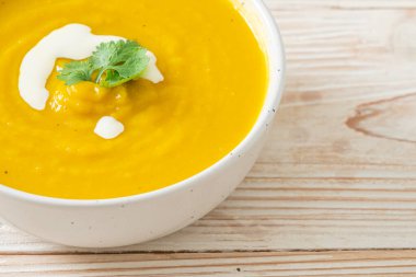 Beyaz kasede kabak çorbası - vejetaryen ve vejetaryen yemek tarzı