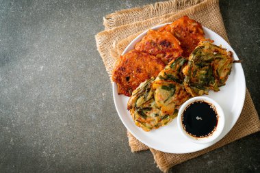 Pajeon veya Kore gözlemesi ve Kore kimçi krepi veya Kimchijeon - Kore geleneksel yemek tarzı