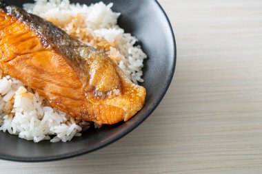 Soya soslu ızgara somon balığı. Japon usulü.