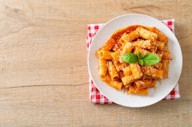 Domates soslu ve peynirli Rigatoni makarnası - geleneksel İtalyan makarnası