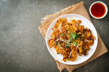 Yumurtalı kızarmış midye krepi - Tayland sokak yemeği tarzı