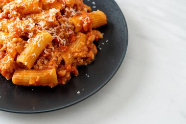 Peynirli bolonez rigatoni makarna - geleneksel İtalyan makarnası