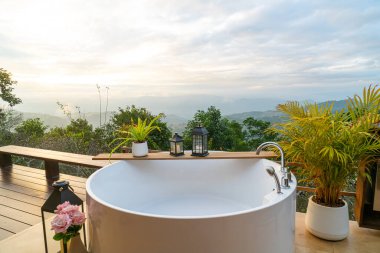 Güzel dağ manzaralı küvet.