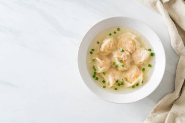 Beyaz kasede karides köftesi çorbası, Asya yemeği tarzı.