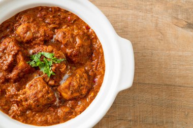 Hint usulü tavuk tikka masala baharatlı körili et yemeği roti veya naan ekmeği.