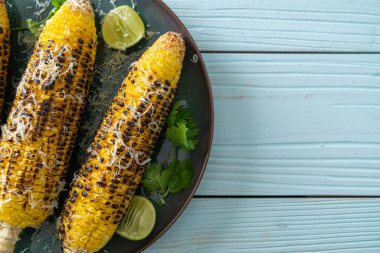 Barbekü ve ızgara mısır, peynirli ve limonlu