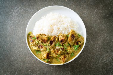 Yeşil körili Afgan tavuğu ya da Hariyali tikka tavuklu Hara masala - Asya usulü