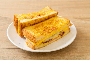 Ev yapımı Fransız tostu jambonlu, yumurtalı peynirli sandviç.