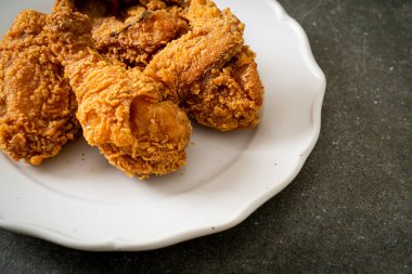 Tabakta ketçaplı kızarmış tavuk, sağlıksız yemek.