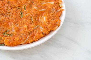 Kore kimçili krep ya da Kimçijeon - Kızarmış yumurta, kimçi ve un - Kore yemeği tarzı