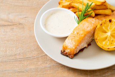 Limonlu kızarmış somon balığı ve patates kızartması.