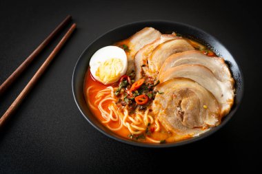 Ramen Eriştesi Baharatlı Tomyum Çorbası ile Kızarmış Domuz Füzyon Gıda Stili