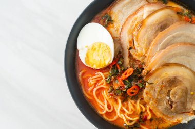 Ramen Eriştesi Baharatlı Tomyum Çorbası ile Kızarmış Domuz Füzyon Gıda Stili