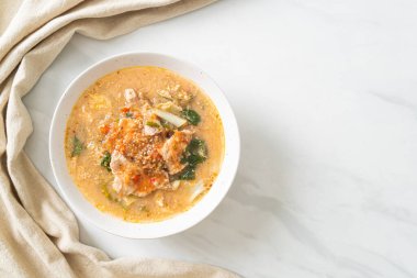 Tayland usulü domuz etli Sukiyaki Çorbası ya da sukiyaki çorbası içinde domuz ve sebzeli haşlanmış vermicelli Asya yemeği.