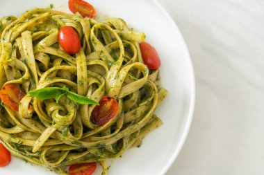 pesto soslu ve domatesli makarna vejetaryen ve vejetaryen yemek tarzı.