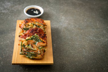 Pajeon veya Kore gözlemesi ve Kore kimçi krepi veya Kimchijeon - Kore geleneksel yemek tarzı